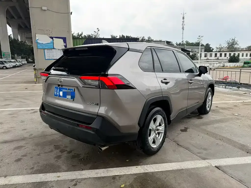 Toyota RAV4 — фото 7