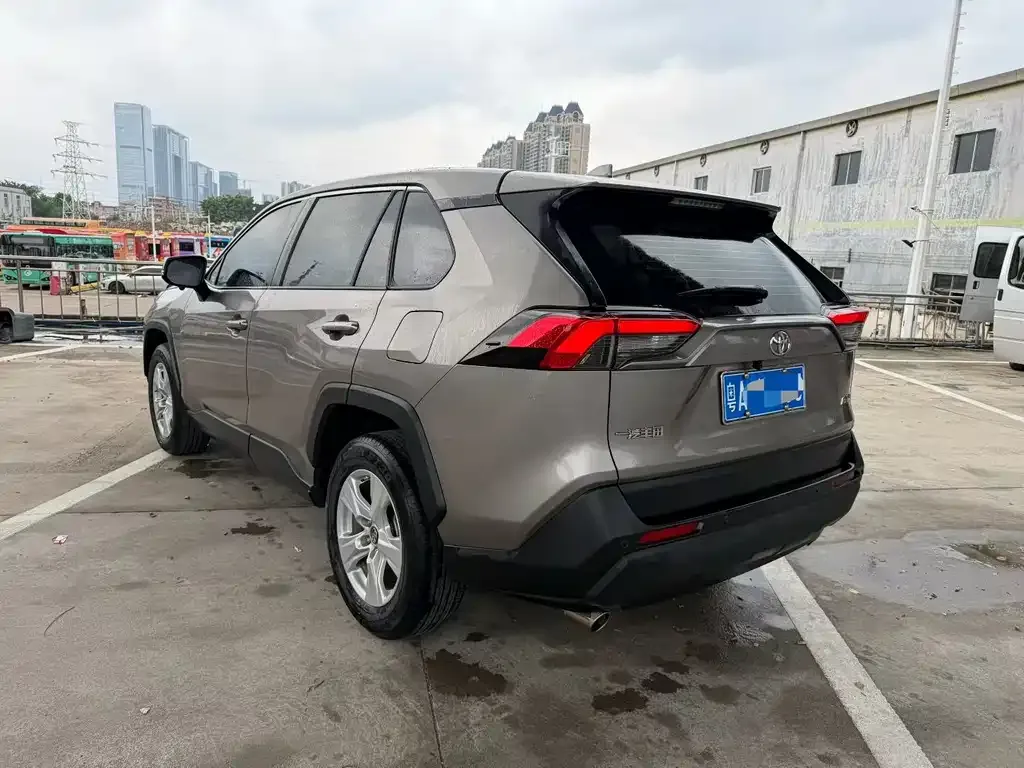 Toyota RAV4 — фото 4