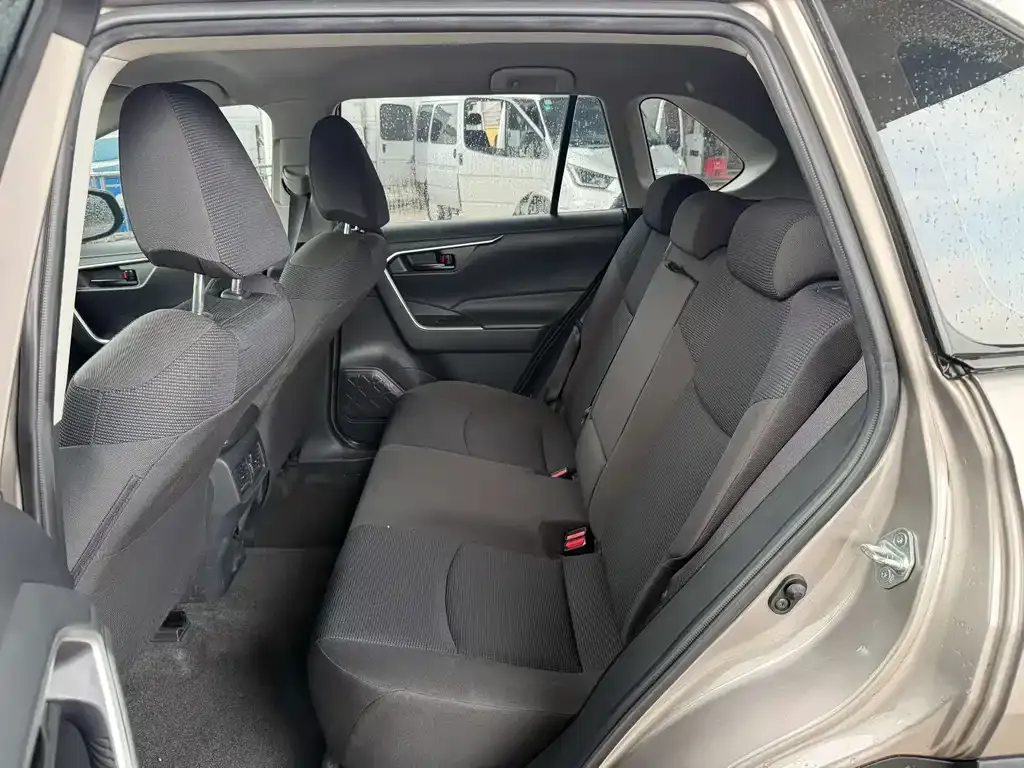 Toyota RAV4 — фото 6
