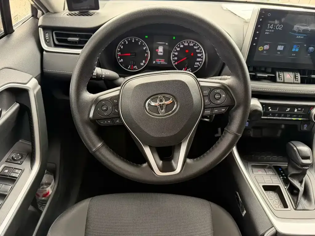 Toyota RAV4 — фото 8