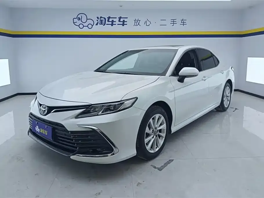 Toyota Camry — фото 1