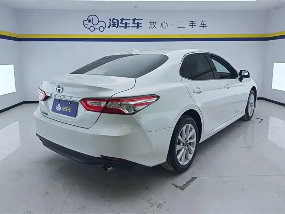 Toyota Camry — фото 5