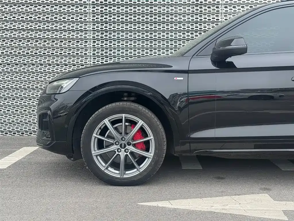 Audi Q5L — фото 10