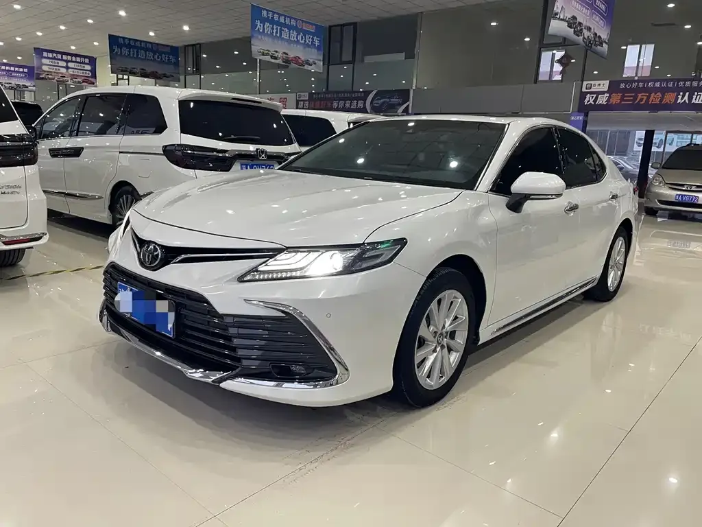 Toyota Camry — фото 1