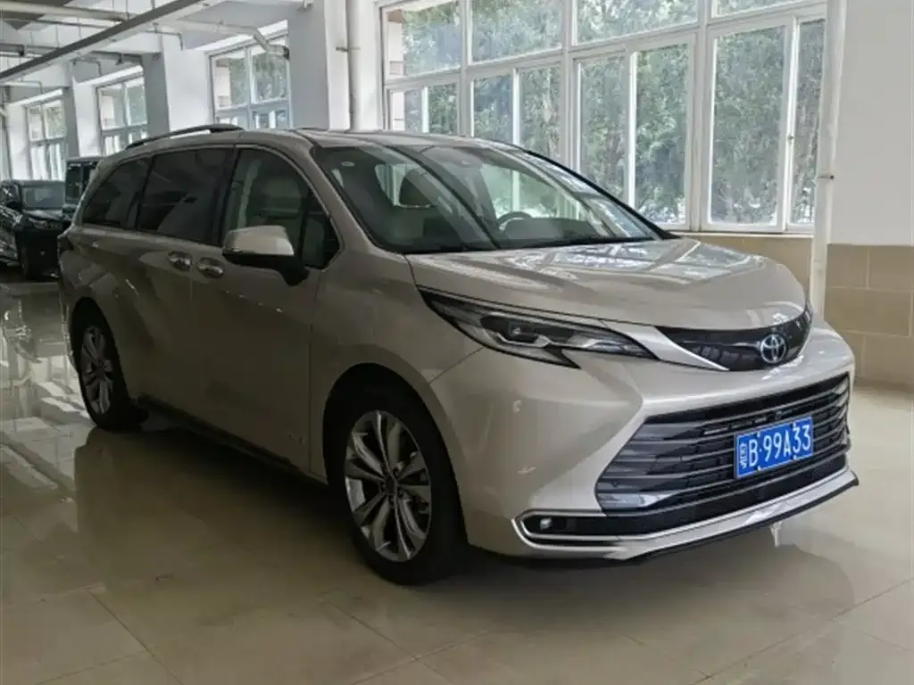 Toyota Sienna — фото 1