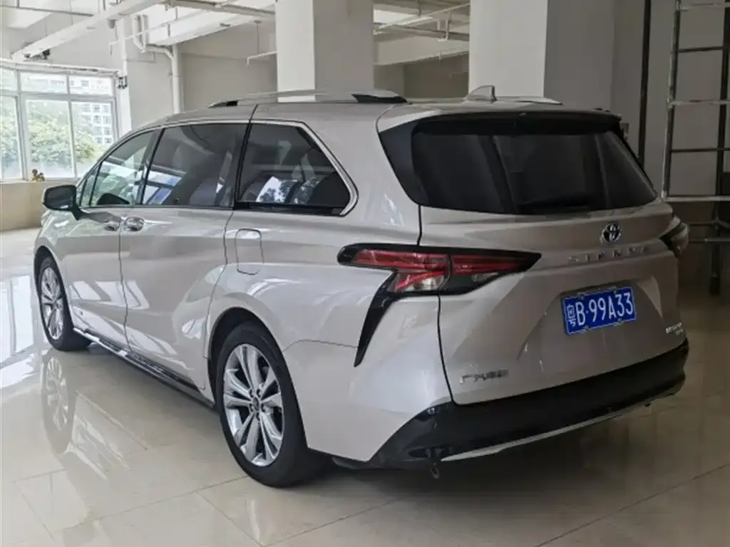 Toyota Sienna — фото 8