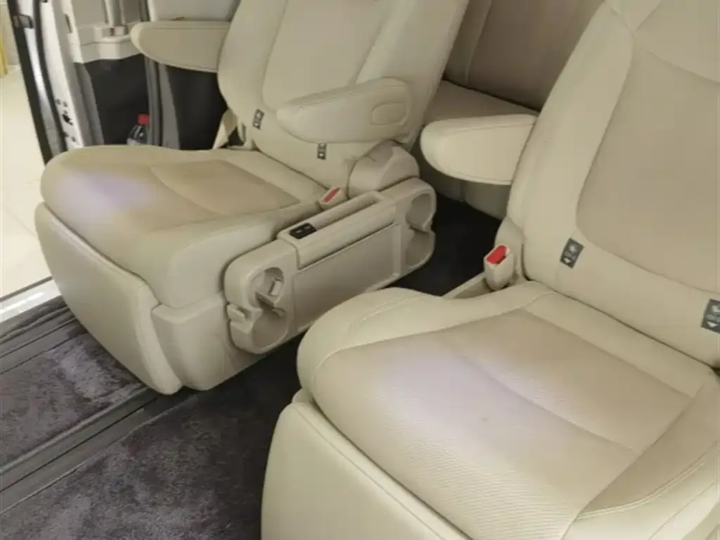Toyota Sienna — фото 2