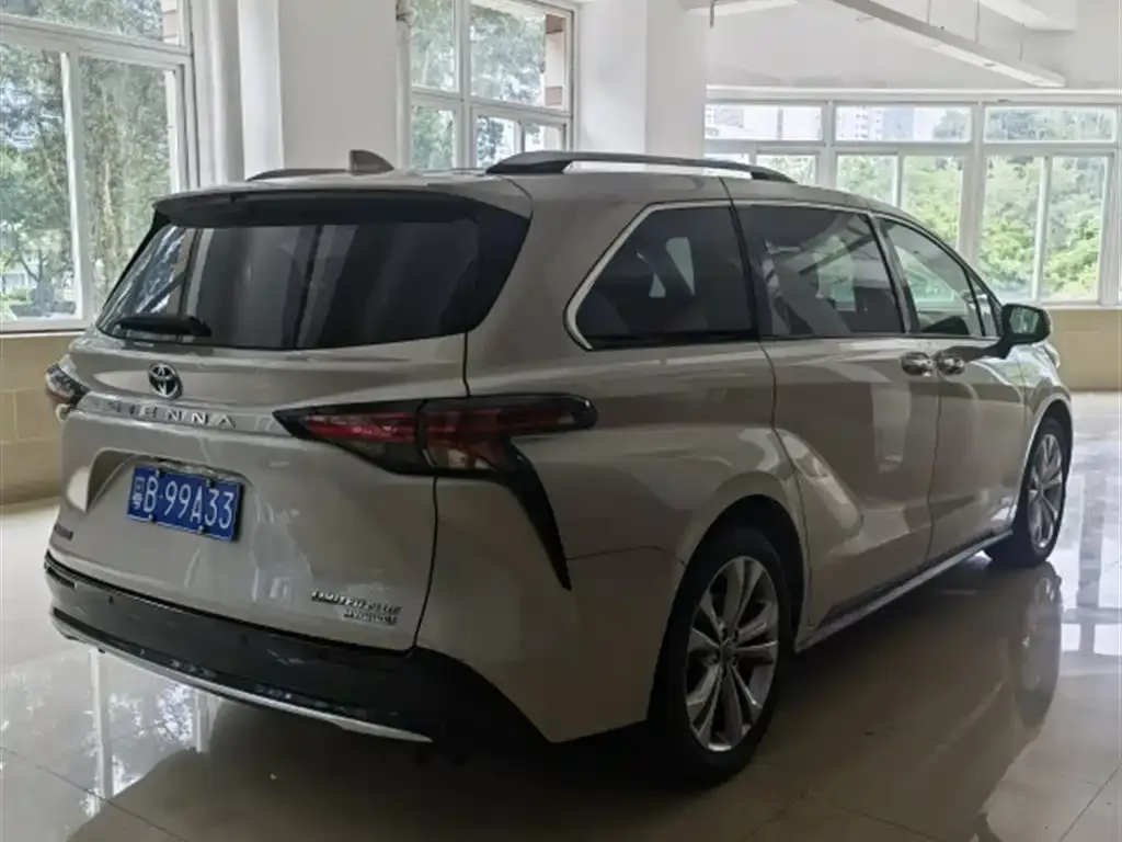 Toyota Sienna — фото 10