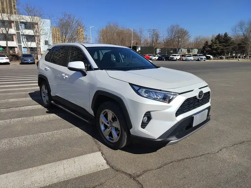 Toyota RAV4 — фото 9