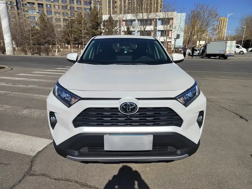 Toyota RAV4 — фото 5