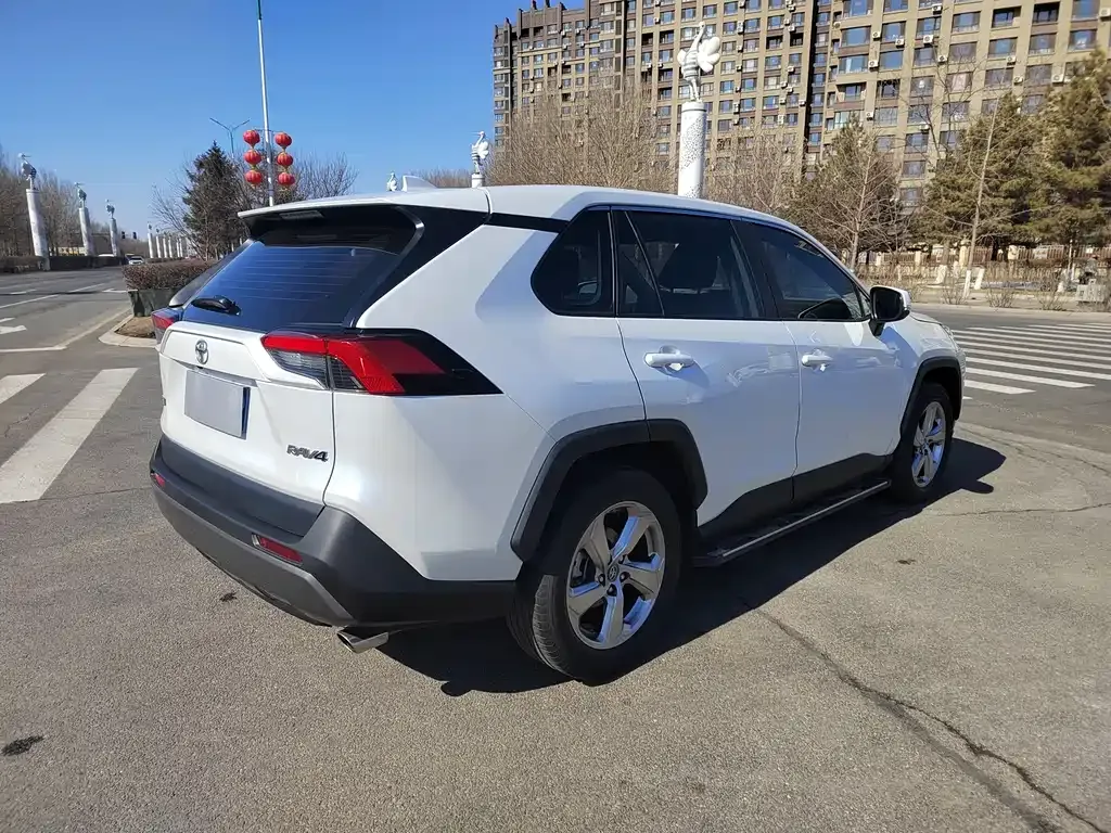 Toyota RAV4 — фото 6