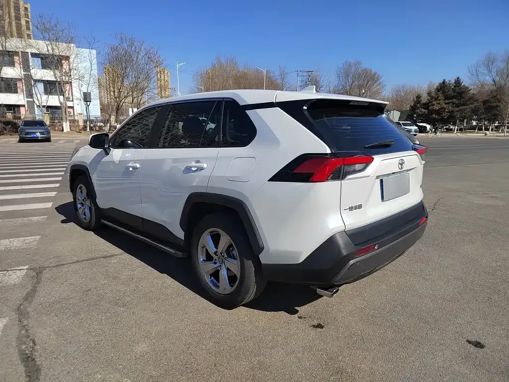 Toyota RAV4 — фото 10