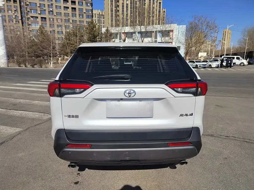 Toyota RAV4 — фото 8