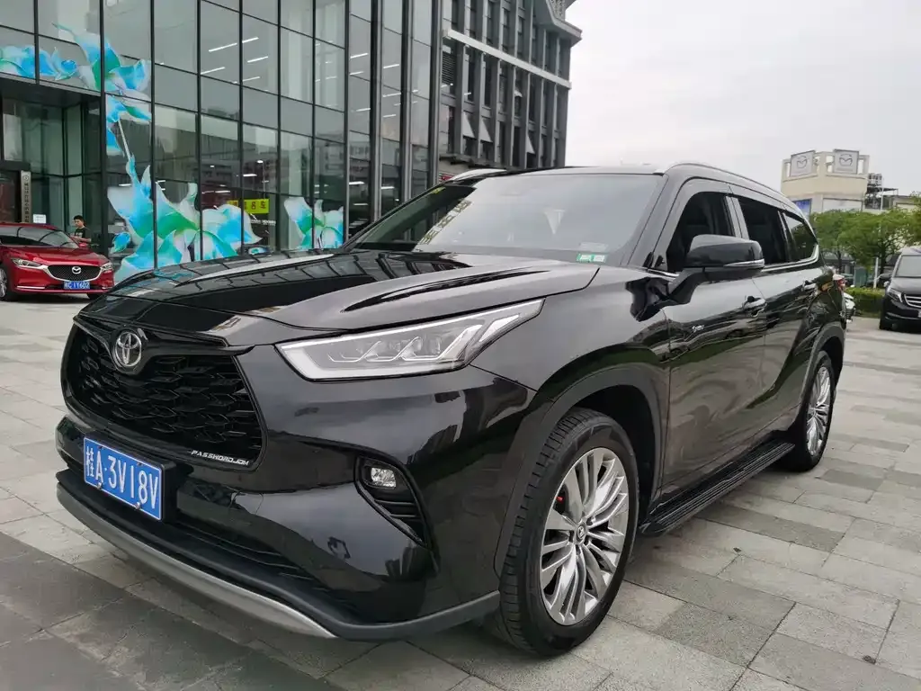 Toyota Highlander — фото 1