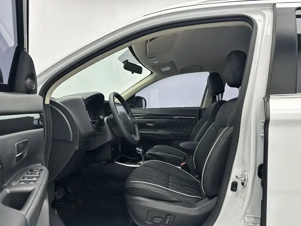 Mitsubishi Outlander 2022 из CN, фото 9