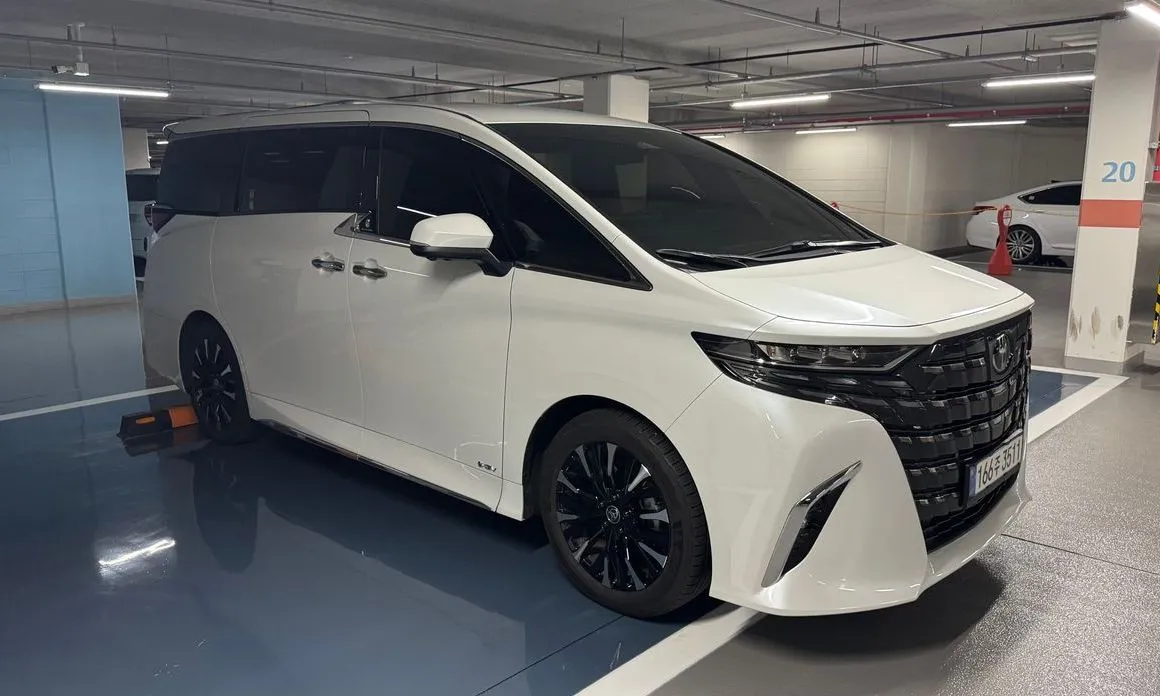 Toyota Alphard — фото 1