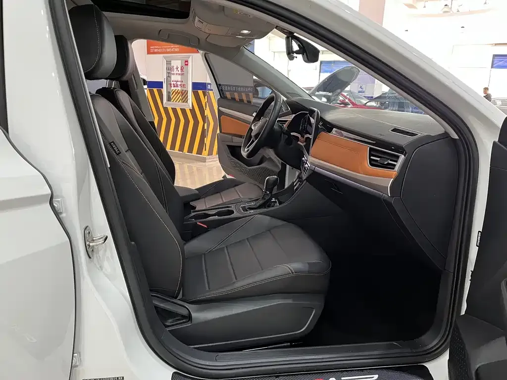 Volkswagen Bora 2023 из CN, фото 10
