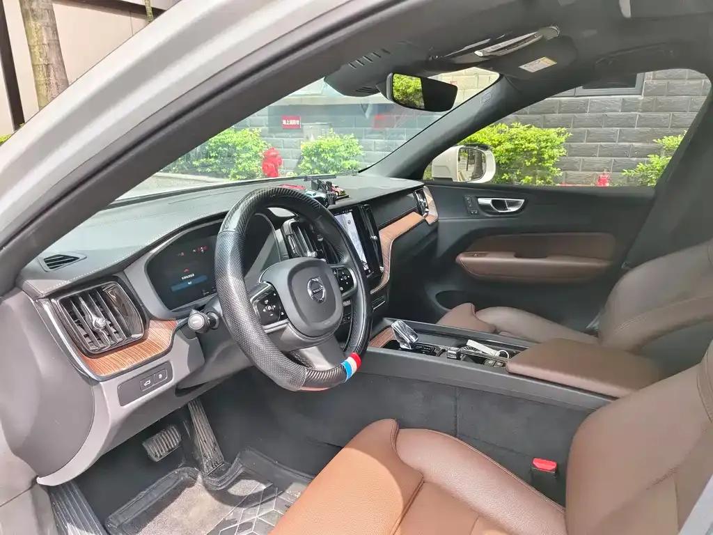 Volvo XC60 PHEV 2024 из CN, фото 4