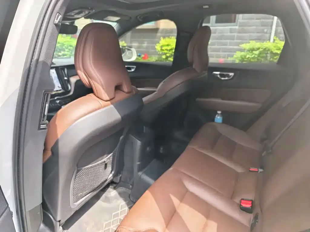 Volvo XC60 PHEV 2024 из CN, фото 2