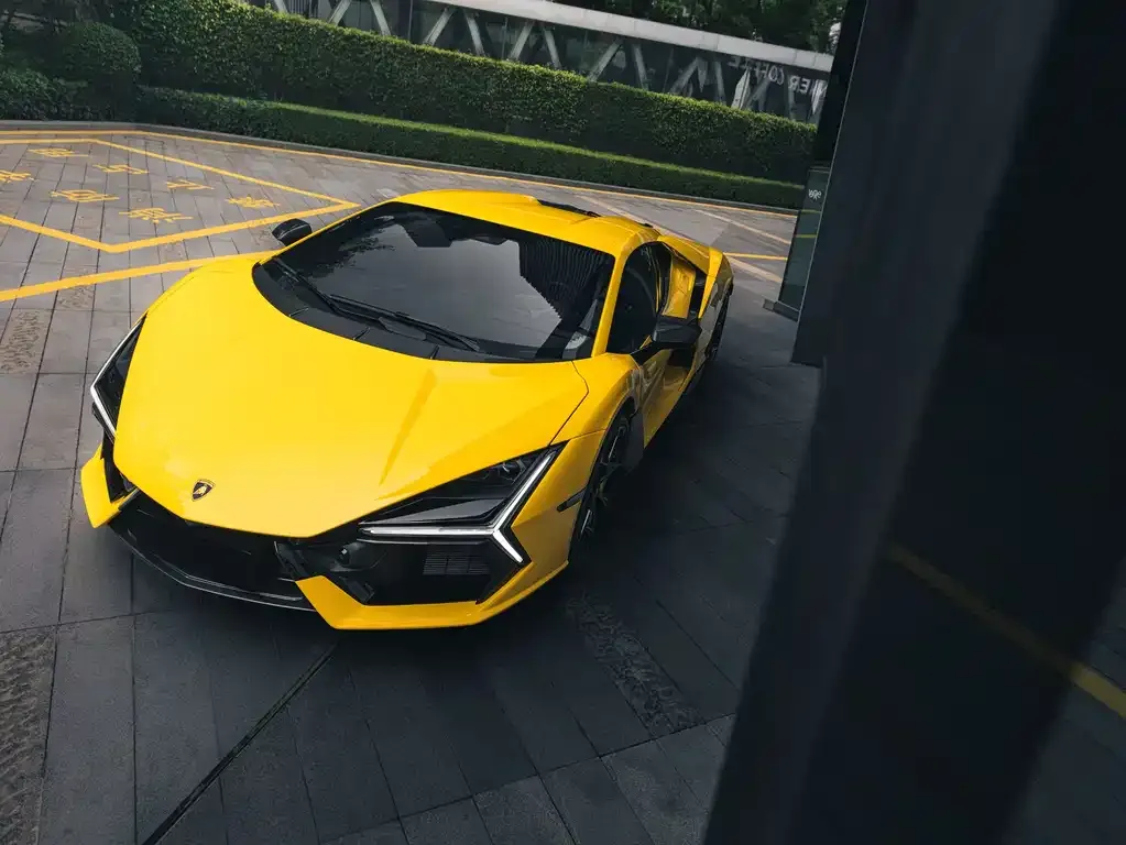 Lamborghini Revuelto