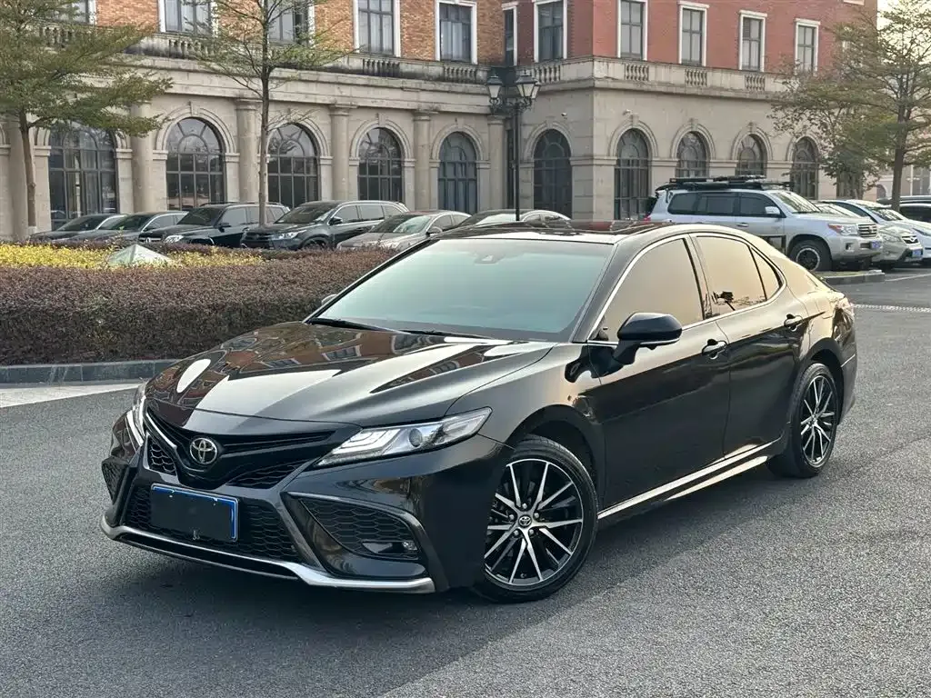 Toyota Camry — фото 1