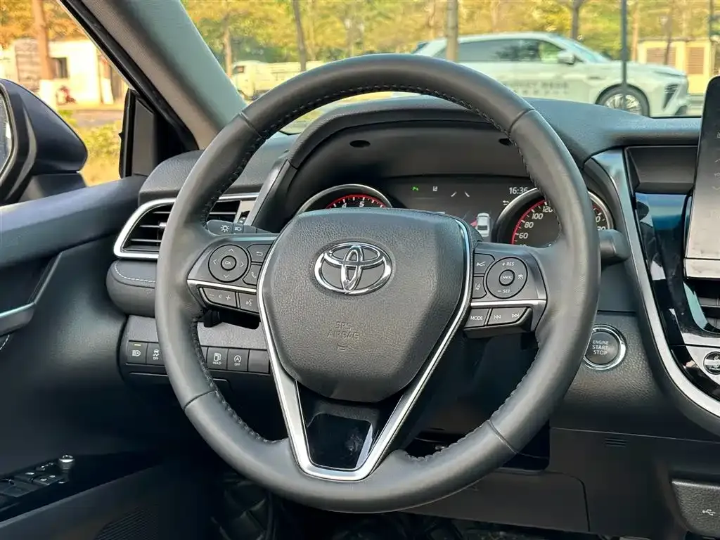 Toyota Camry — фото 2