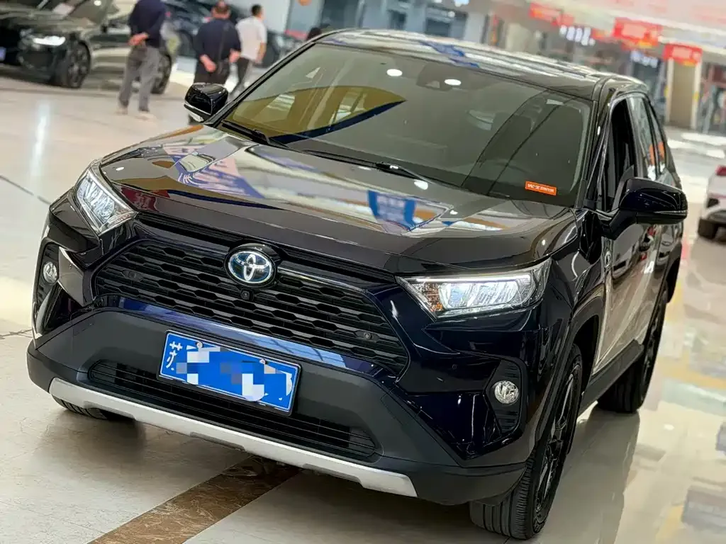 Toyota RAV4 — фото 1