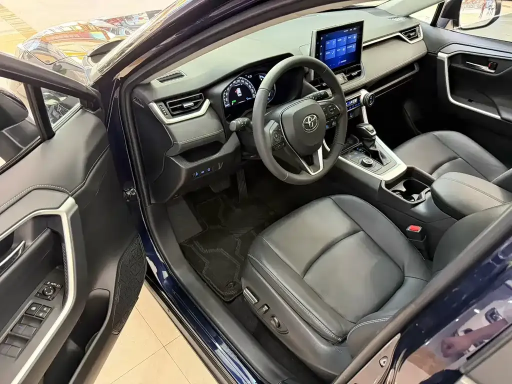 Toyota RAV4 — фото 5