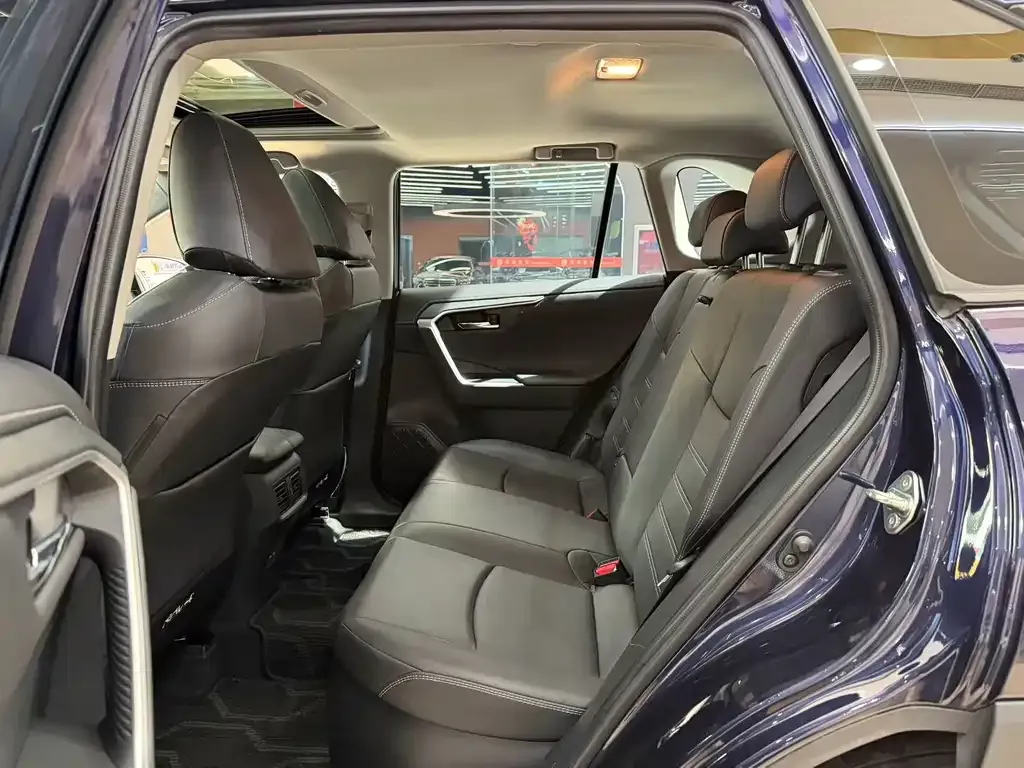 Toyota RAV4 — фото 4