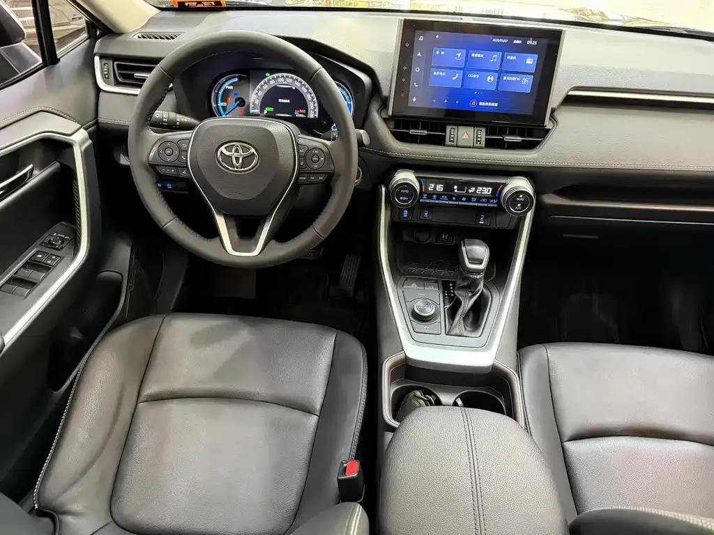 Toyota RAV4 — фото 7
