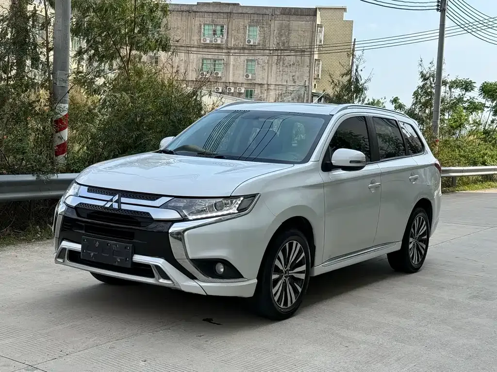 Mitsubishi Outlander — фото 1