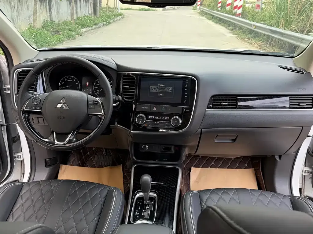 Mitsubishi Outlander — фото 2