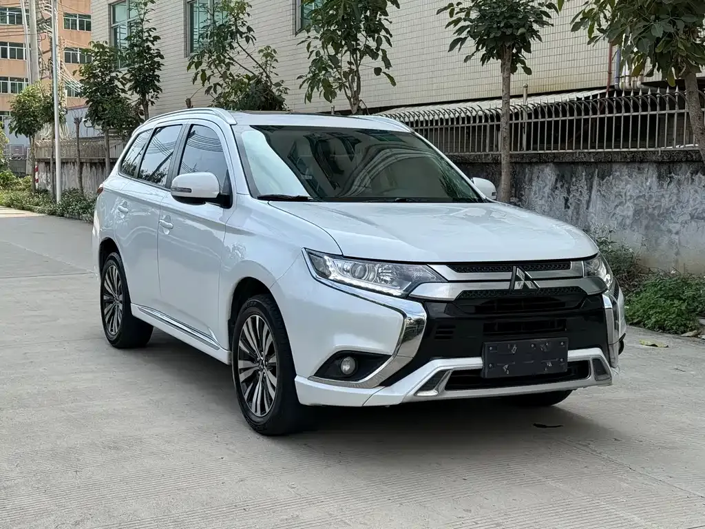 Mitsubishi Outlander — фото 9