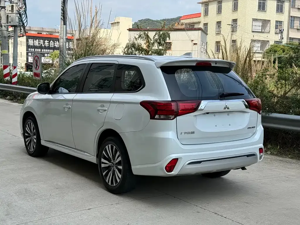 Mitsubishi Outlander — фото 10