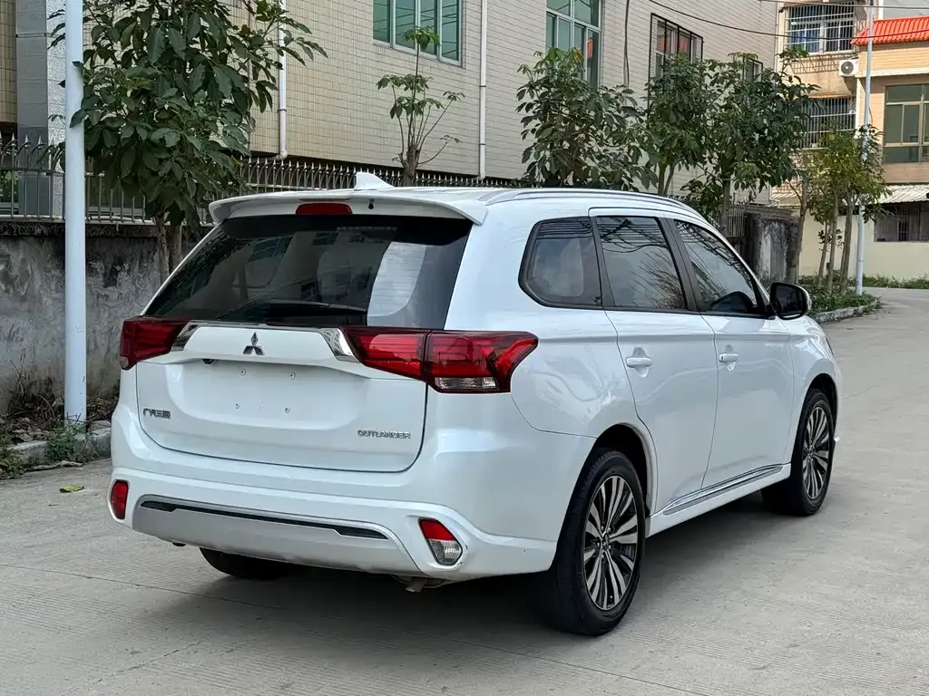 Mitsubishi Outlander — фото 8