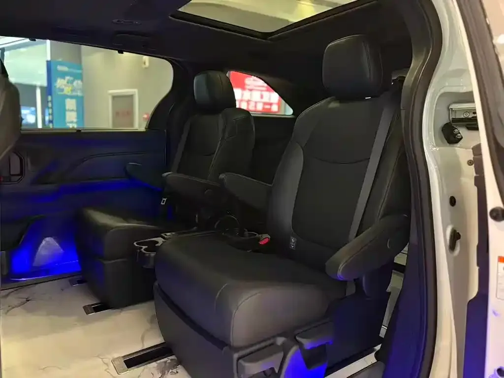 Toyota Granvia — фото 2