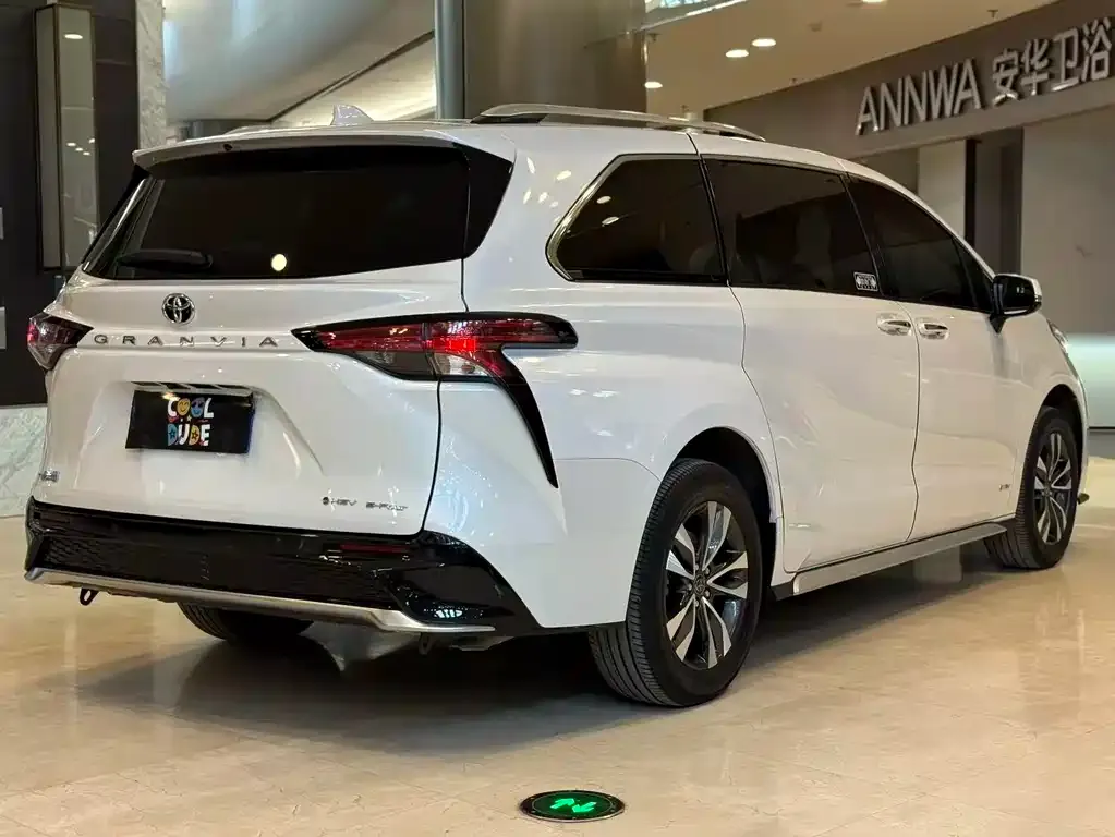 Toyota Granvia — фото 6