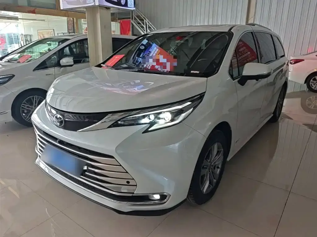 Toyota Sienna — фото 1