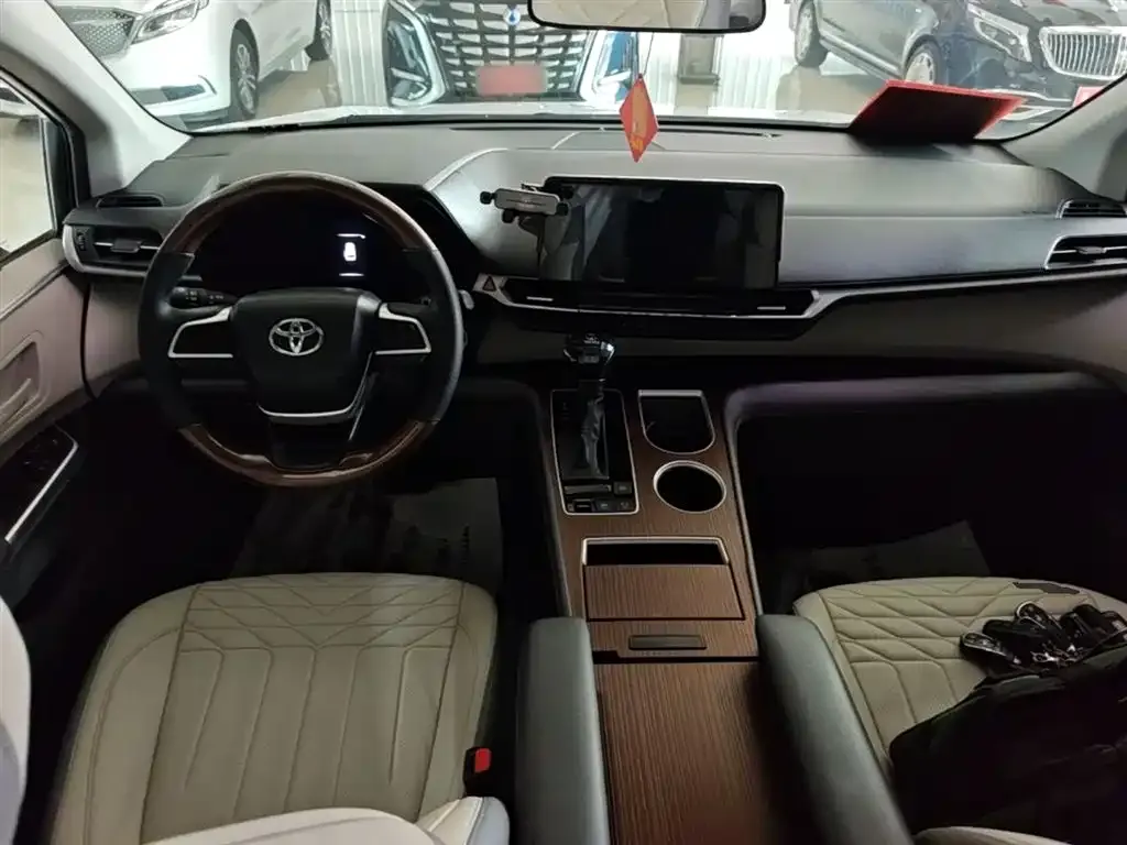 Toyota Sienna — фото 10