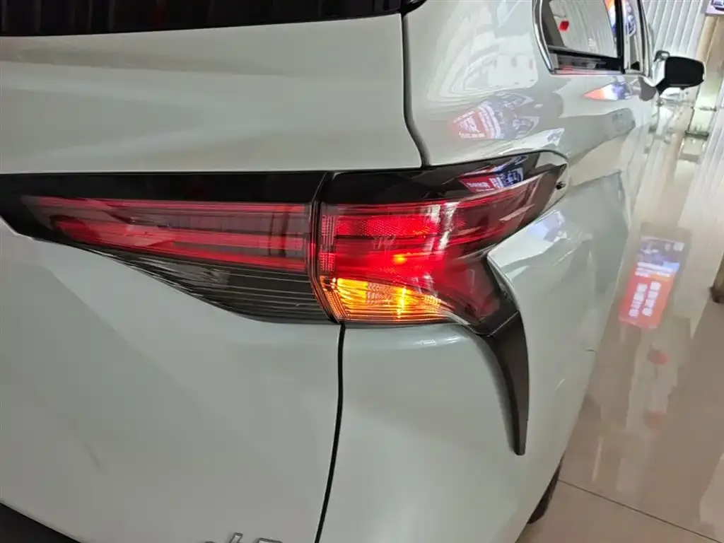 Toyota Sienna — фото 2