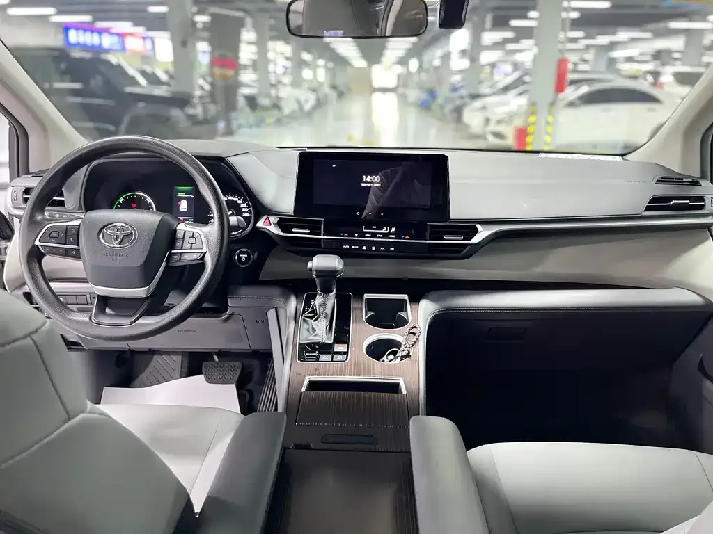 Toyota Granvia — фото 10