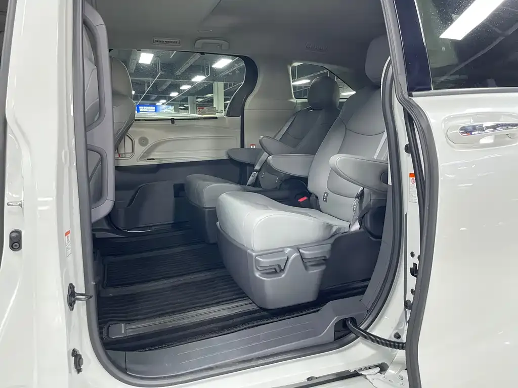 Toyota Granvia — фото 6