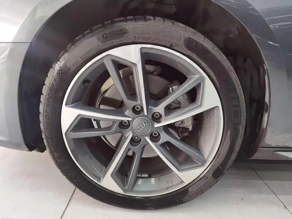 Audi A4L 2021 из CN, фото 4