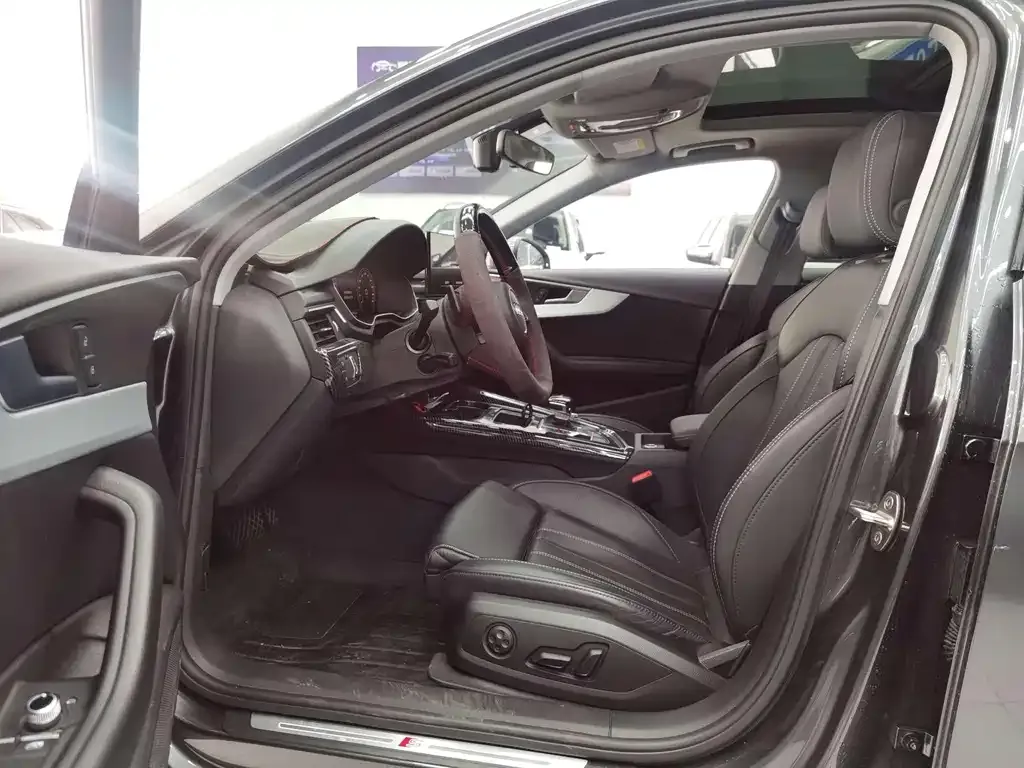 Audi A4L 2021 из CN, фото 3
