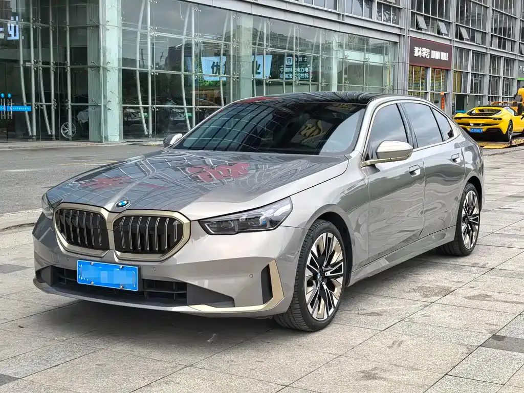 BMW 5 Series 2024 из CN, фото 1