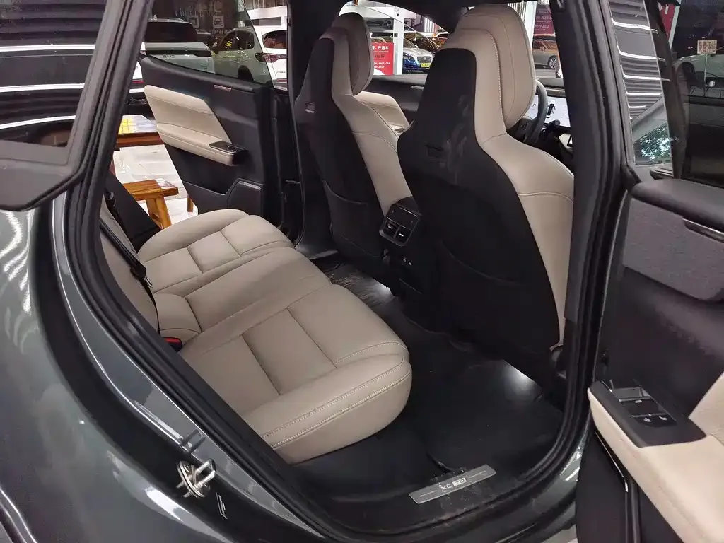 Volvo XC70 Plug-in Hybrid 2025 из CN, фото 6