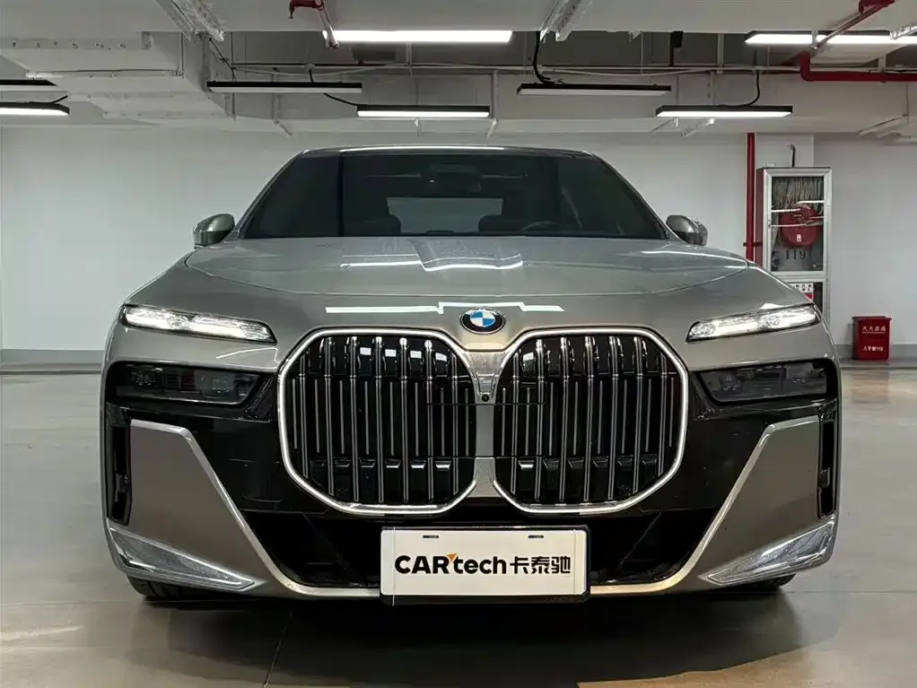 BMW 7 Series — фото 1