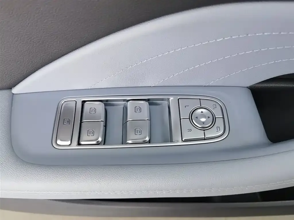 Hongqi H5 PHEV 2025 из CN, фото 4