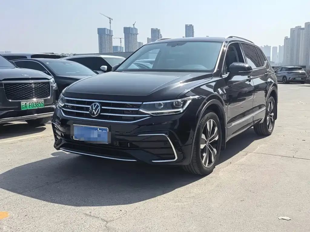 Volkswagen Tiguan L — фото 1