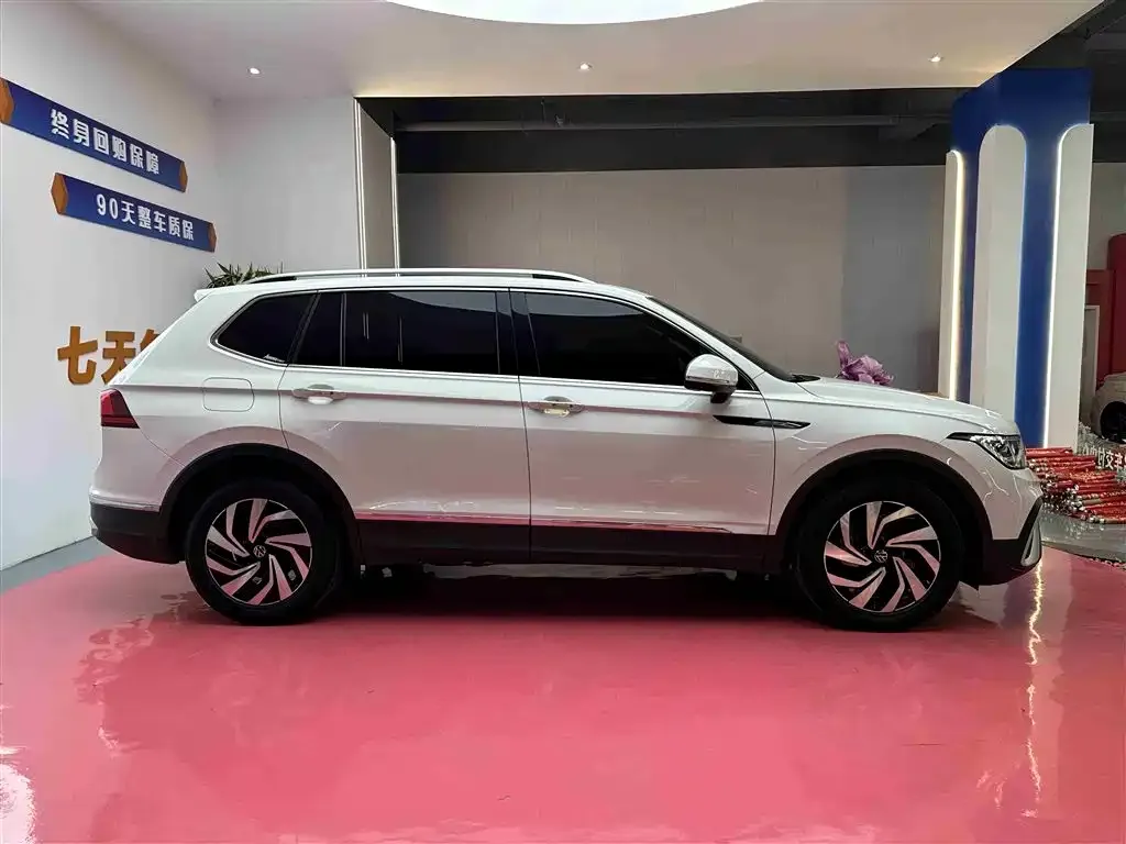 Volkswagen Tiguan L — фото 10